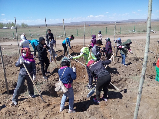 公司全体员工赴“丰裕村”参加义务植树